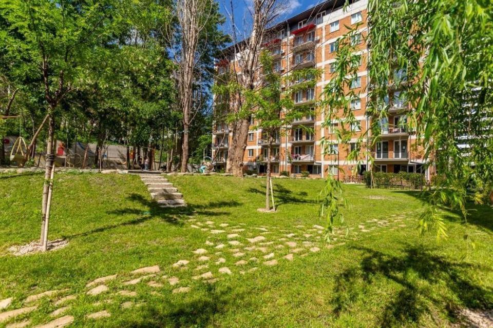 2bedroom At Jikia's Complex-central
